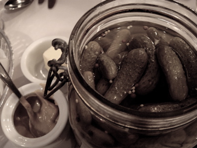 dsc02268 cornichons noir et blanc restaurant l'express, montreal